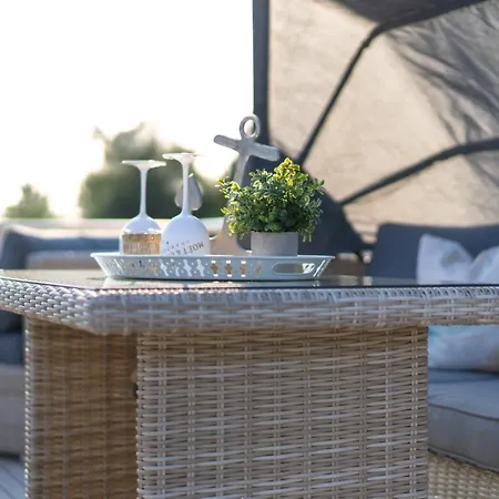 Lieblingsplatz - Schwimmendes Living Luxboot Parey