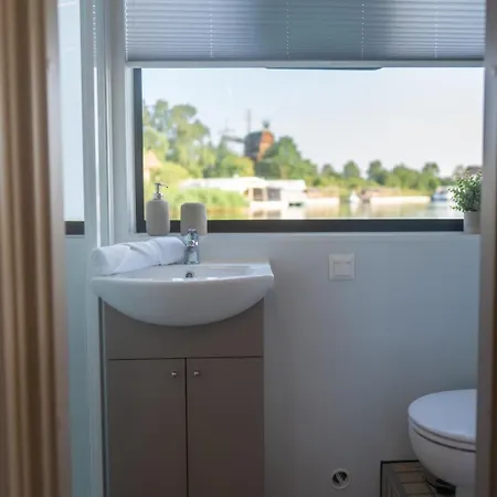 Botel Lieblingsplatz - Schwimmendes Living Luxboot