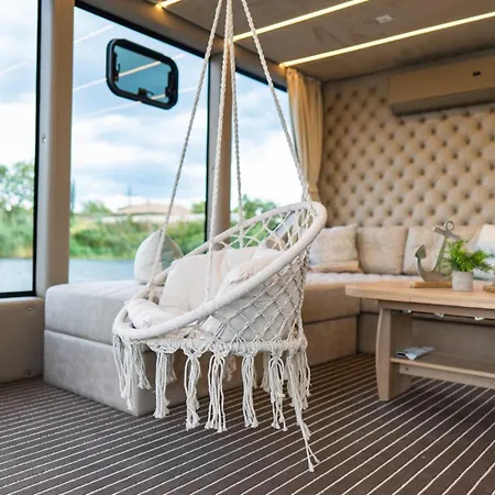 Lieblingsplatz - Schwimmendes Living Luxboot Botel Elbe-Parey