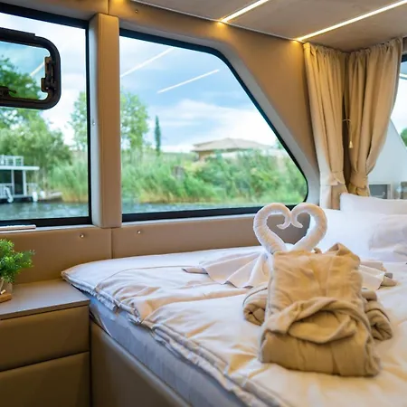 Botel Lieblingsplatz - Schwimmendes Living Luxboot Elbe-Parey