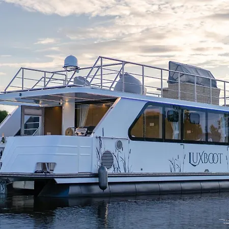 Lieblingsplatz - Schwimmendes Living Luxboot