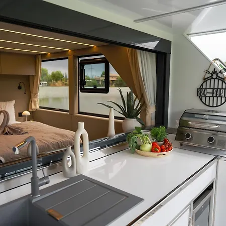 Båthotell Lieblingsplatz - Schwimmendes Living Luxboot Elbe-Parey