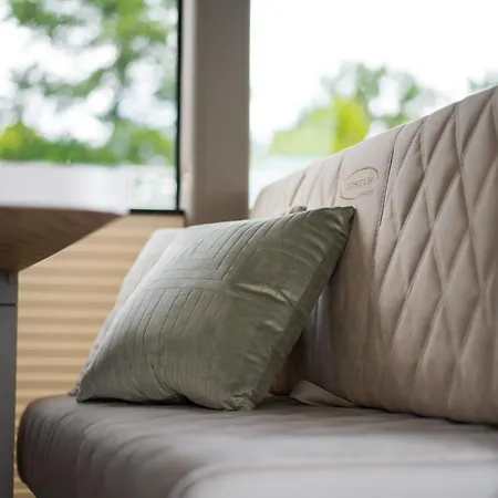 Lieblingsplatz - Schwimmendes Living Luxboot *