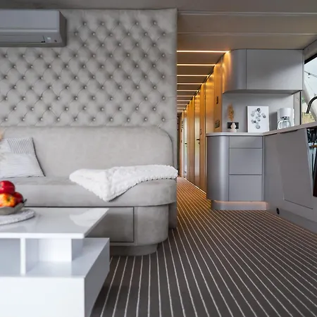 Lieblingsplatz - Schwimmendes Living Luxboot Båthotell