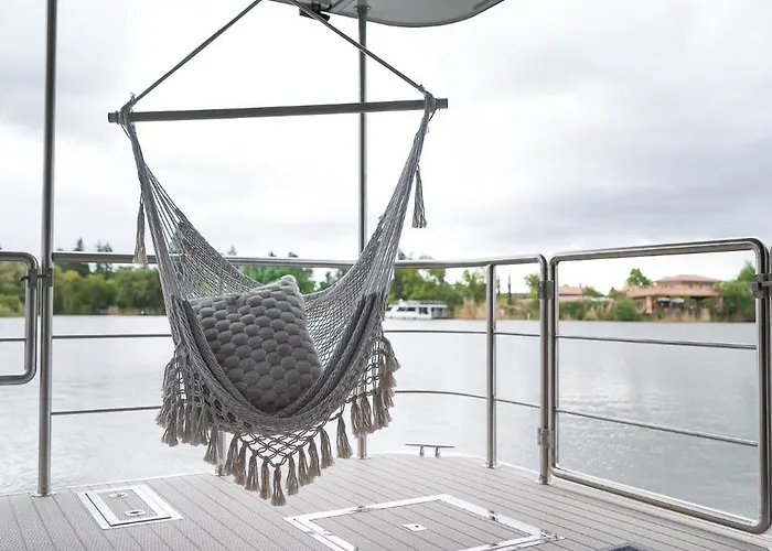 Lieblingsplatz - Schwimmendes Living Luxboot *